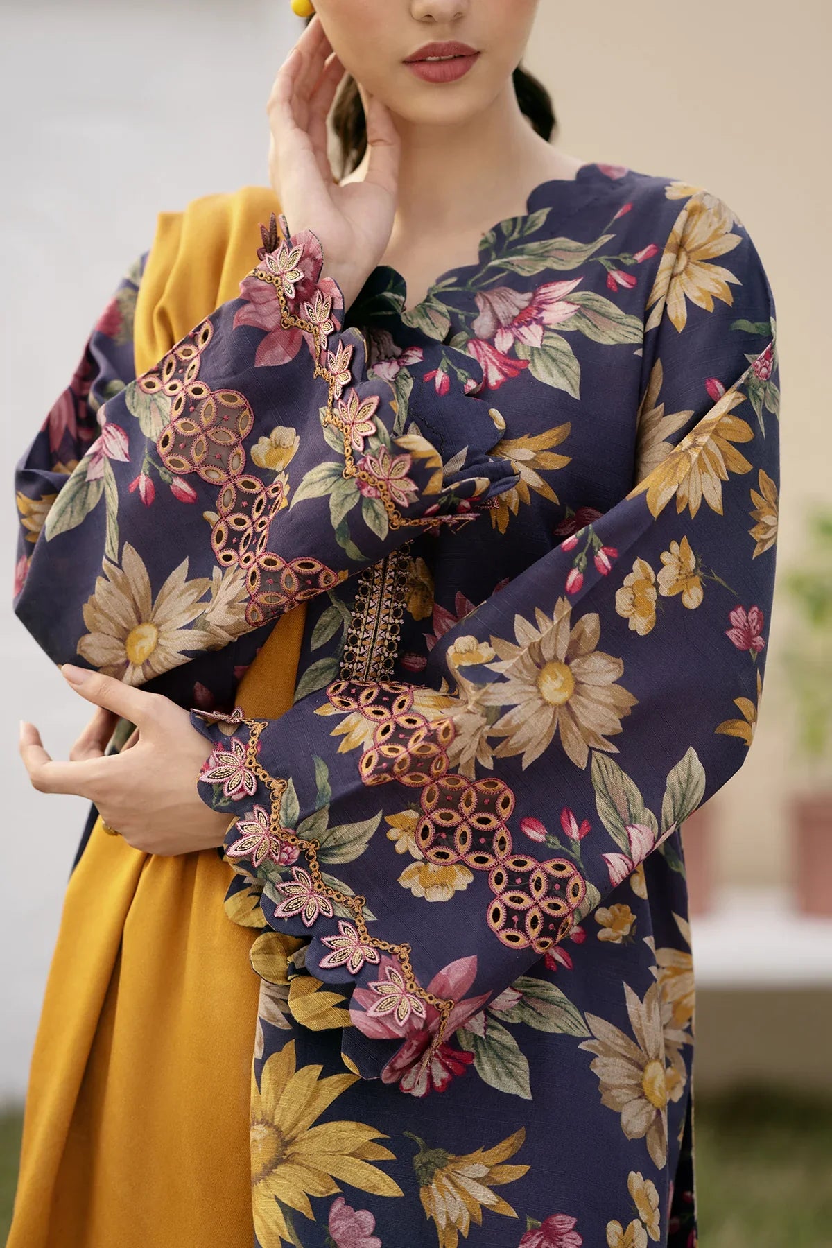 BAROQUE-3PC KHADDAR PRINTED SHIRT WITH KHADDAR PRINT DUPATTA AND PRINT TROUSER-W.J-1236