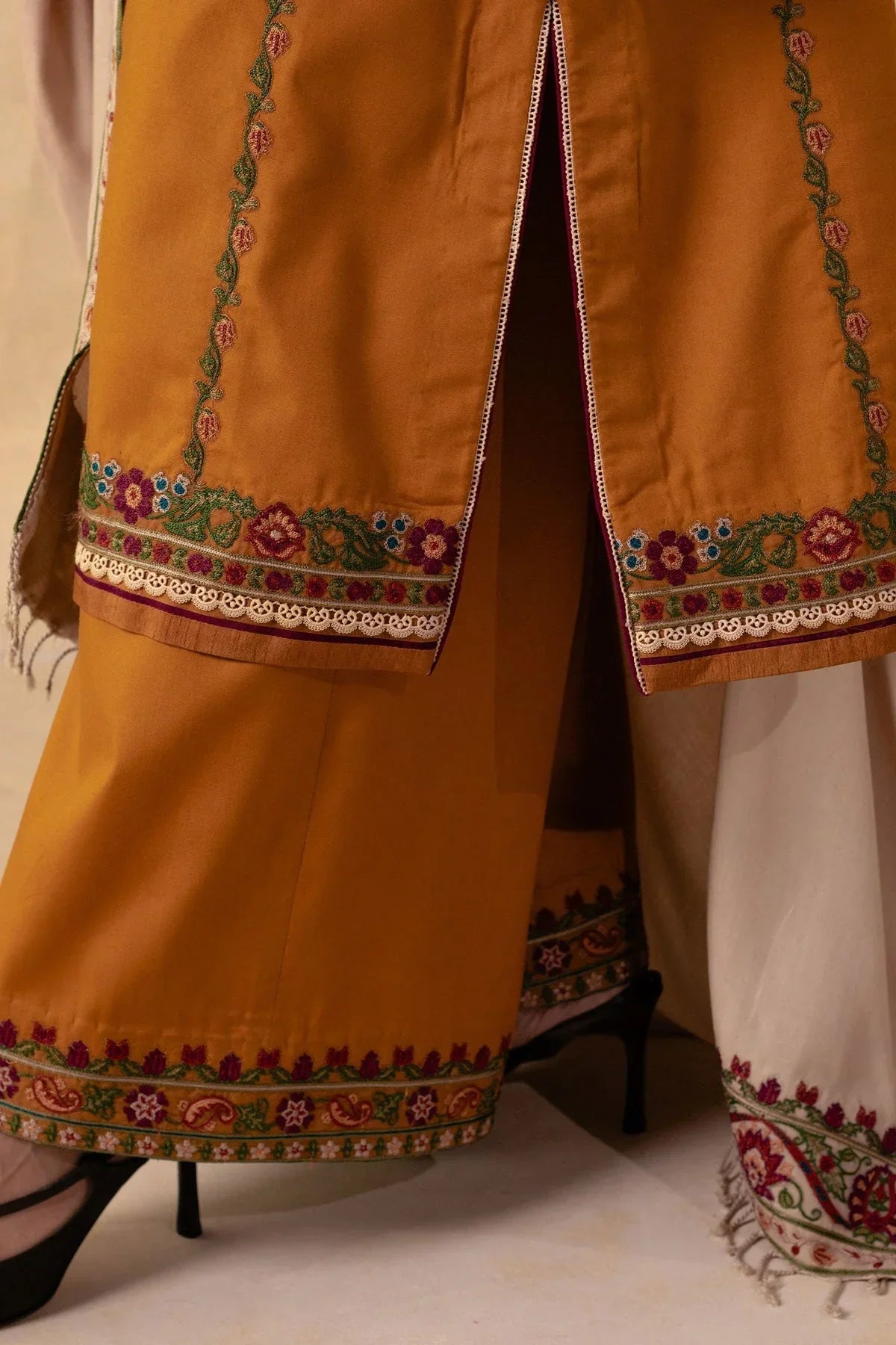 ZARA SHAHJAHAN - 3PC DHANAK EMBROIDERED SHIRT WITH DHANAK EMBROIDERED SHAWL AND TROUSER-W.J-1156