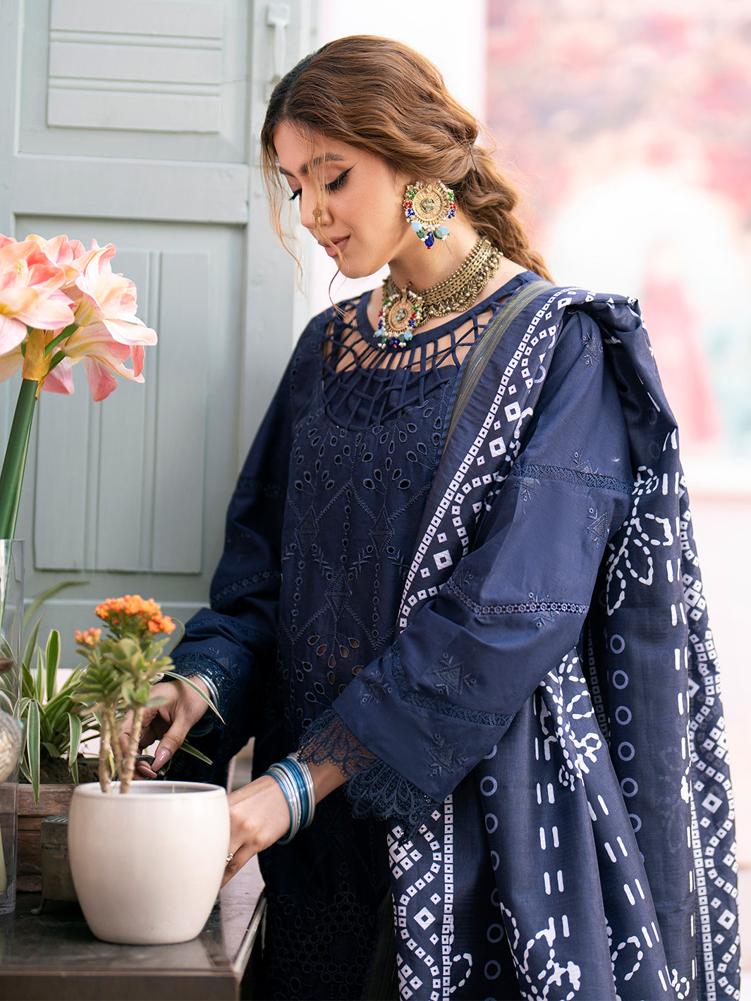 MAHNUR-3PC CHIKENKARI LAWN EMBROIDERED WITH DAIMOND PRINT DUPATTA_W.J-1451